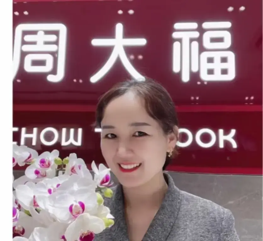 盐城周大福金店一拖三事件完整版视频-射阳周大福一拖三全程回顾-周大福门店事件附完整版视频观看