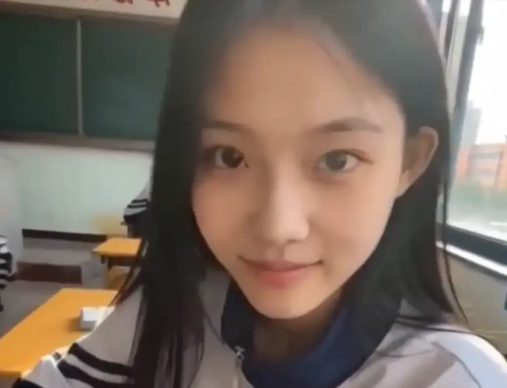 《我的十八岁女友》无删减版免费在线观看_4K蓝光画质黄果AI短剧高甜治愈_追完又想谈恋爱了结局超甜_极速加载无广告播放